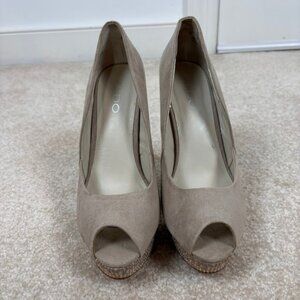 ALDO Peep Toe‎ Platform Heels Studded Stiletto Heel Women's Size 8 Tan Suede